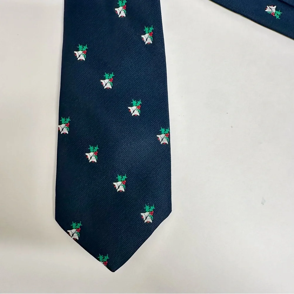 🎄Vintage Embroidered Holiday Bells & Holly Classic Poly Tie 3.5”